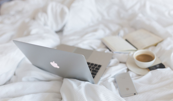 Things Girls Do After Graduation: Phone Date